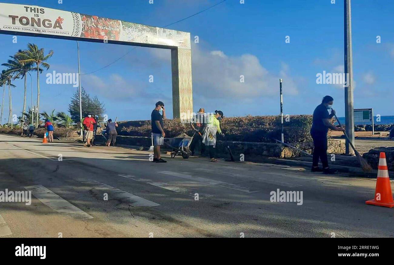 220120 -- NUKU ALOFA, le 20 janvier 2022 -- les résidents dégagent les cendres et les gravats d'une route à Nuku alofa, capitale des Tonga. Les 14 et 15 janvier, le volcan Hunga Tonga-Hunga Ha apai aux Tonga est entré en éruption violemment, déclenchant un tsunami aux Tonga. Photo de Marian Kupu/Xinhua TONGA-NUKU ALOFA-ÉRUPTION VOLCANIQUE-APRÈS GuoxLei PUBLICATIONxNOTxINxCHN Banque D'Images
