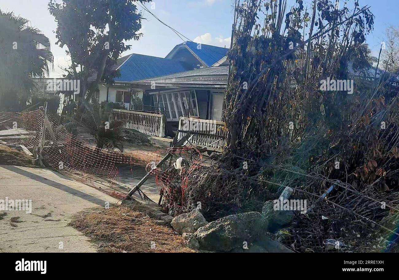 220120 -- NUKU ALOFA, 20 janvier 2022 -- une photo prise le 20 janvier 2022 montre des maisons et des infrastructures touchées par le tsunami à Nuku alofa, capitale des Tonga. Vendredi et samedi, le volcan Hunga Tonga-Hunga Ha apai aux Tonga est entré en éruption violemment et a déclenché un tsunami aux Tonga. Photo de Marian Kupu/Xinhua TONGA-NUKU ALOFA-ÉRUPTION VOLCANIQUE-APRÈS GuoxLei PUBLICATIONxNOTxINxCHN Banque D'Images