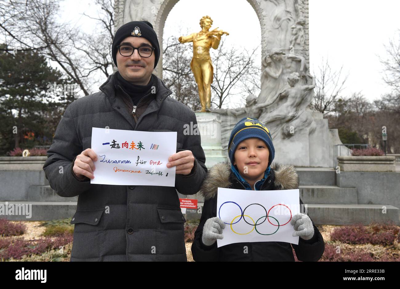 220123 -- PÉKIN, le 23 janvier 2022 -- Matteo GasperiR et Michael Gasperi d'Autriche posent avec les cinq anneaux olympiques et ensemble pour un avenir partagé , la devise officielle de Pékin 2022, au monument Johann Strauss au Stadtpark, à Vienne, Autriche, le 15 janvier 2022. À moins de deux semaines du début des Jeux olympiques d'hiver de 2022 à Pékin, les gens du monde entier expriment avec impatience leur joie face à l'extravagance sportive. SPAUSTRIA-VIENNE-SOUHAITE BEIJING 2022 GuoxChen PUBLICATIONxNOTxINxCHN Banque D'Images