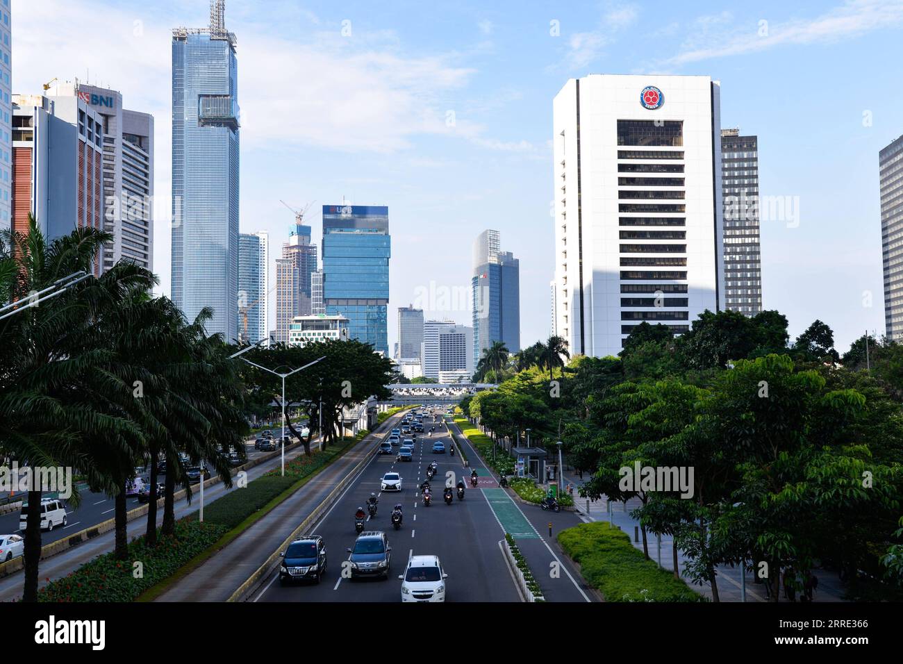 220123 -- JAKARTA, 23 janvier 2022 -- une photo prise le 23 janvier 2022 montre le paysage urbain de Jakarta, en Indonésie. Le 18 janvier, les législateurs indonésiens ont adopté une loi sur la relocalisation de la capitale de la nation sur l île de Kalimantan, dont le pays partage des frontières avec la Malaisie et Brunei, à partir de l île la plus peuplée de Java. Nusantara, la nouvelle capitale, sera construite dans deux districts du Kalimantan oriental - Penajam Paser Utara et Kutai Kartanegara. Il devrait occuper environ 256 000 hectares de terres. Nusantara servira de centre de gouvernement, tandis que Jakarta restera le busi Banque D'Images