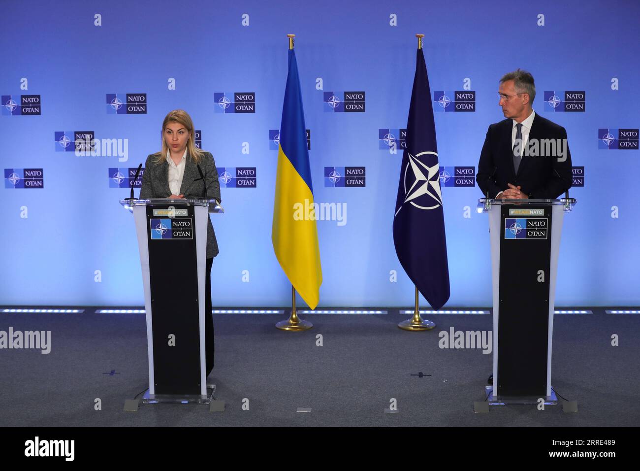 220126 -- KIEV, le 26 janvier 2022 -- le secrétaire général de l'OTAN, Jens Stoltenberg R, et le vice-premier ministre ukrainien chargé de l'intégration européenne et euro-atlantique, Olha Stefanishyna, assistent à un point de presse conjoint au siège de l'OTAN avant la réunion de la Commission OTAN-Ukraine, Bruxelles, Belgique, le 10 janvier 2022. Xinhua Headlines : Quelles sont les parties liées calculant au milieu d'une accumulation militaire massive concernant l'Ukraine ZhengxHuansong PUBLICATIONxNOTxINxCHN Banque D'Images