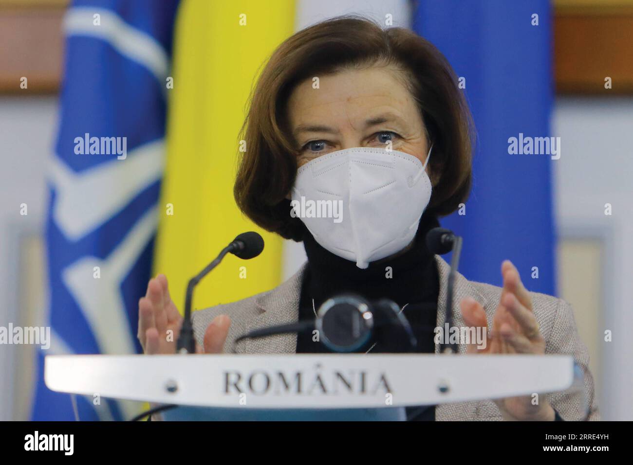 220127 -- BUCAREST, le 27 janvier 2022 -- la ministre française des Forces armées, Florence Parly, assiste à une conférence de presse avec le ministre roumain de la Défense, Vasile Dinciu, non vu en photo à Bucarest, Roumanie, le 27 janvier 2022. Photo de /Xinhua ROUMANIE-BUCAREST-FRANCE-MINISTRE DES FORCES ARMÉES-VISITE CristianxCristel PUBLICATIONxNOTxINxCHN Banque D'Images