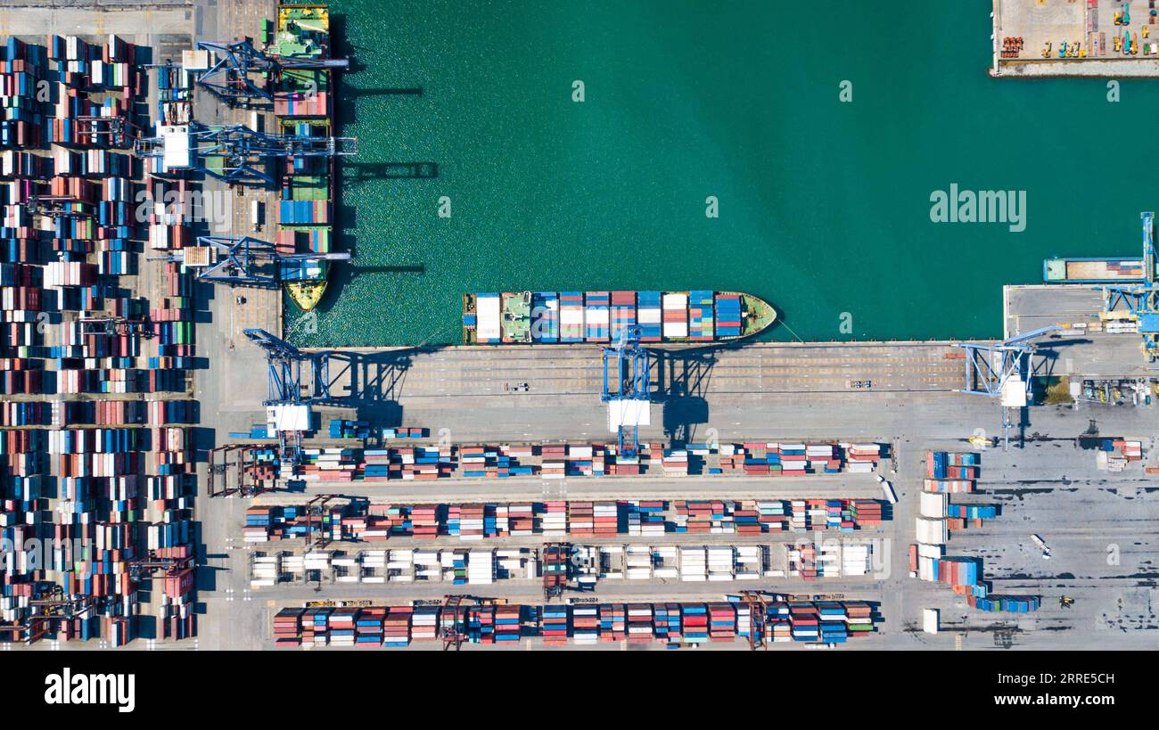 220128 -- CHONBURI, 28 janvier 2022 -- une photo aérienne prise le 24 janvier 2022 montre une vue du port de Laem Chabang dans la province de Chonburi, en Thaïlande. Le port de Laem Chabang, situé dans la partie orientale de la Thaïlande, couvrait une superficie de 10,4 kilomètres carrés, achevé et ouvert en 1991. C'est l'un des plus importants ports internationaux de conteneurs en Thaïlande et un important port moderne en eau profonde en Asie du Sud-est, selon les autorités locales. THAÏLANDE-CHONBURI-LAEM CHABANG PORT WangxTeng PUBLICATIONxNOTxINxCHN Banque D'Images