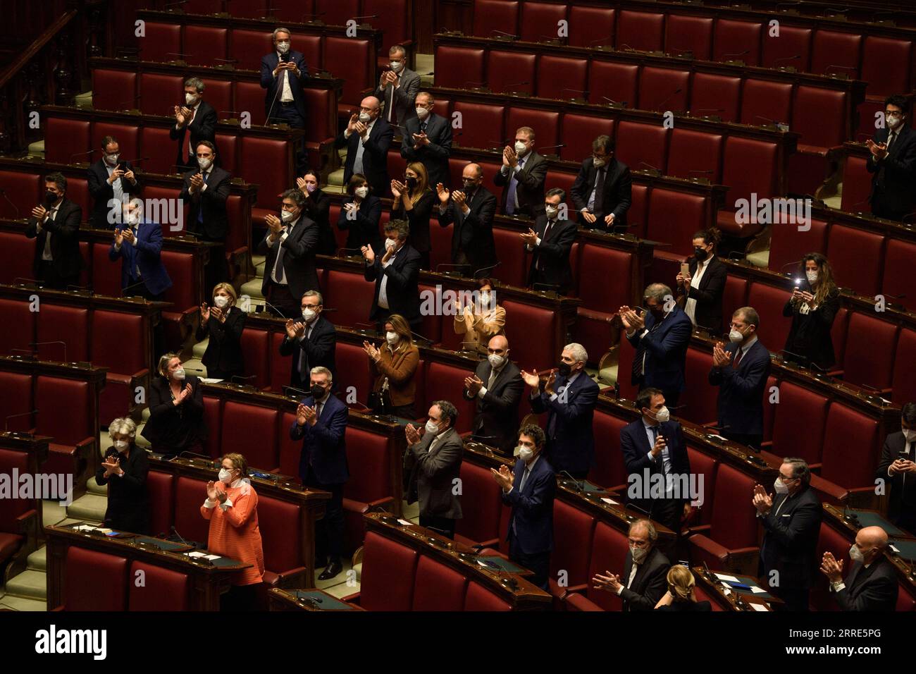 220129 -- ROME, le 29 janvier 2022 -- les membres du Parlement italien célèbrent l élection du président italien Sergio Mattarella pour un second mandat à la fin du huitième tour de scrutin à Rome, en Italie, le 29 janvier 2022. Le président italien Sergio Mattarella a été élu pour un second mandat par le Parlement réuni en séance conjointe lors du huitième tour de scrutin samedi. Str/Xinhua ITALIE-ROME-SERGIO MATTARELLA-PRÉSIDENT-RÉÉLECTION DE Stringer PUBLICATIONxNOTxINxCHN Banque D'Images