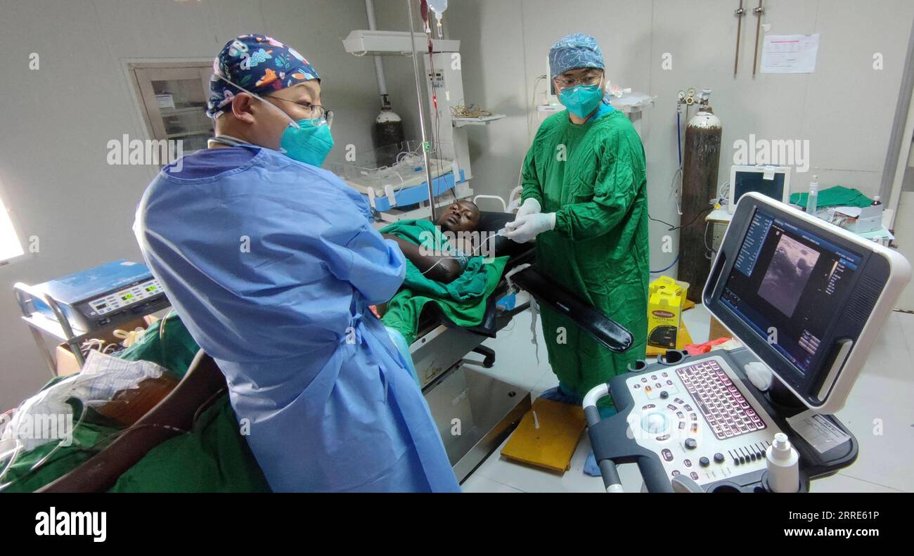 220130 -- KIGALI, le 30 janvier 2022 -- des médecins chinois procèdent à une opération à l'aide d'une lampe de poche pour éclairer un hôpital de Kigali, la capitale rwandaise, après un dysfonctionnement des lumières chirurgicales, le 21 janvier 2022. POUR ALLER AVEC les médecins chinois effectuer la chirurgie au Rwanda avec lampe de poche pour l'éclairage / document via Xinhua RWANDA-KIGALI-CHINOIS MÉDECIN-CHIRURGIE SPÉCIALE Thex22ndxChinaxMedicalxTeamxinxRwanda PUBLICATIONxNOTxINxCHN Banque D'Images