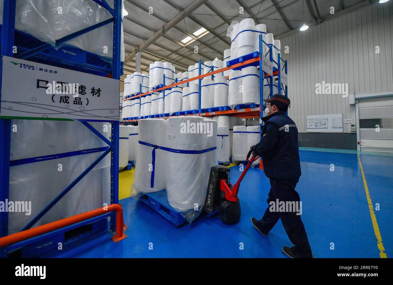 220205 -- TIANJIN, le 5 février 2022 -- un ouvrier transporte les matériaux  filtrants pour la fabrication de masques à Teda Filters Co., Ltd. À  Tianjin, dans le nord de la Chine,