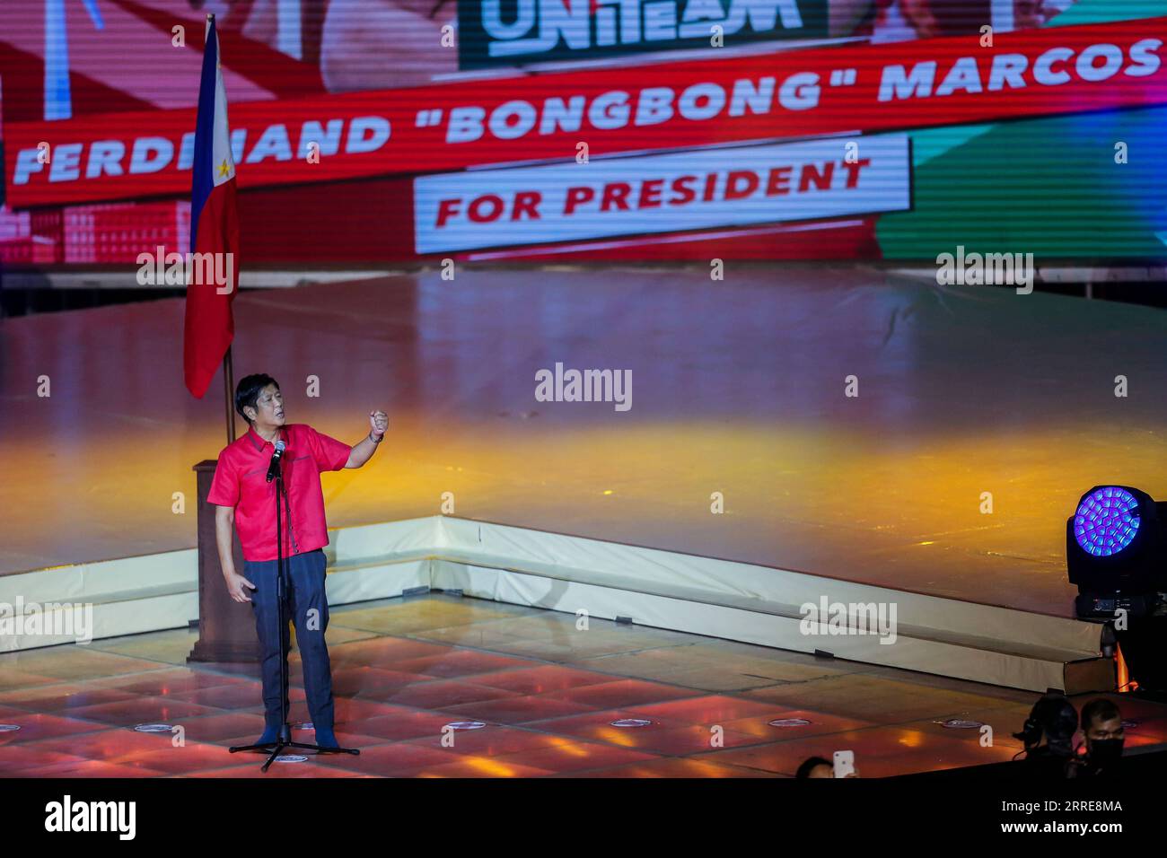 220208 -- PROVINCE DE BULACAN, 8 février 2022 -- le candidat à la présidence Ferdinand Marcos Jr., 64 ans, fils de l'ancien président Ferdinand Marcos, prend la parole lors d'un rassemblement de proclamation dans la province de Bulacan, aux Philippines, le 8 février 2022. POUR ALLER AVEC : la campagne électorale démarre aux Philippines dans un contexte de pandémie PHILIPPINES-PROVINCE DE BULACAN-PROCLAMATION RASSEMBLEMENT RouellexUmali PUBLICATIONxNOTxINxCHN Banque D'Images