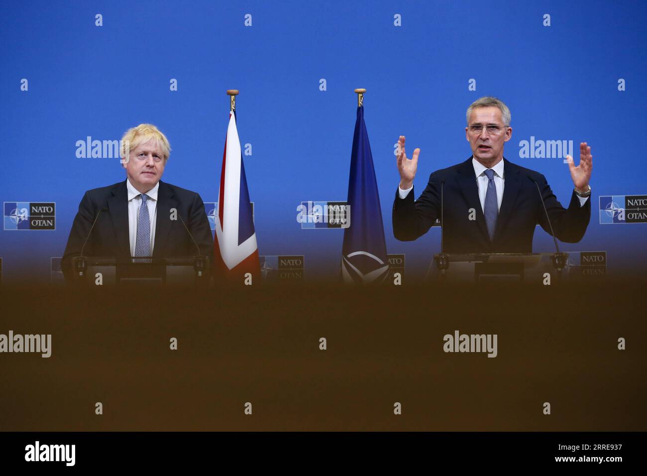 220210 -- BRUXELLES, le 10 février 2022 -- le secrétaire général de l'Organisation du Traité de l'Atlantique Nord OTAN, Jens Stoltenberg R, prend la parole lors d'une conférence de presse avec le Premier ministre britannique Boris Johnson au siège de l'OTAN à Bruxelles, en Belgique, le 10 février 2022. BELGIQUE-BRUXELLES-OTAN-UK-CONFÉRENCE DE PRESSE ZHENGXHUANSONG PUBLICATIONXNOTXINXCHN Banque D'Images