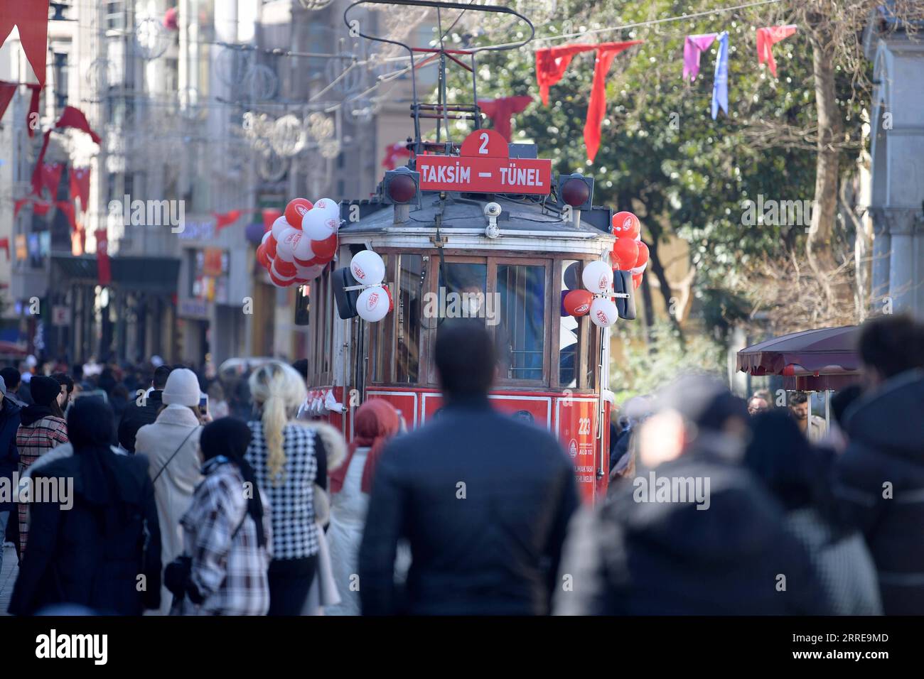 220212 -- ISTANBUL, le 12 février 2022 -- des gens sont vus sur la place Taksim à Istanbul, Turquie, le 11 février 2022. Le taux d'inflation annuel en Turquie a bondi pour atteindre un sommet de deux décennies de 48,7 pour cent, selon les données révélées plus tôt ce mois-ci, augmentant le fardeau sur la population avec l'augmentation du coût de la vie. TURQUIE-ISTANBUL-CPI Shadati PUBLICATIONxNOTxINxCHN Banque D'Images