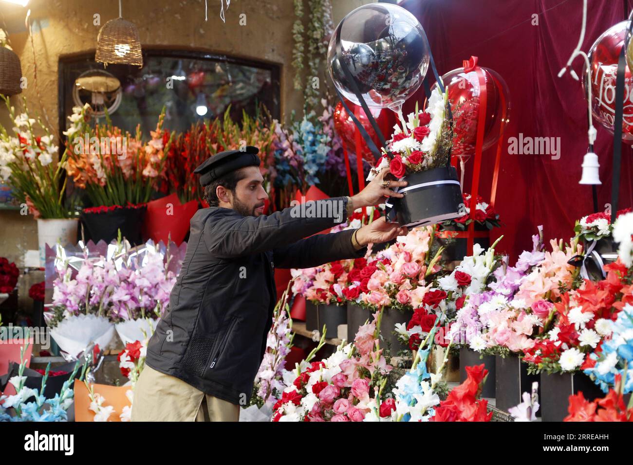 220214 -- ISLAMABAD, le 14 février 2022 -- Un vendeur arrange des fleurs dans un magasin de fleurs le jour de la Saint-Valentin à Islamabad, capitale du Pakistan, le 14 février 2022. POUR ALLER AVEC Feature : roses rouges, dîner pour deux alors que les Pakistanais célèbrent la Saint-VALENTIN PAKISTAN-ISLAMABAD-SAINT-VALENTIN S DAY AhmadxKamal PUBLICATIONxNOTxINxCHN Banque D'Images