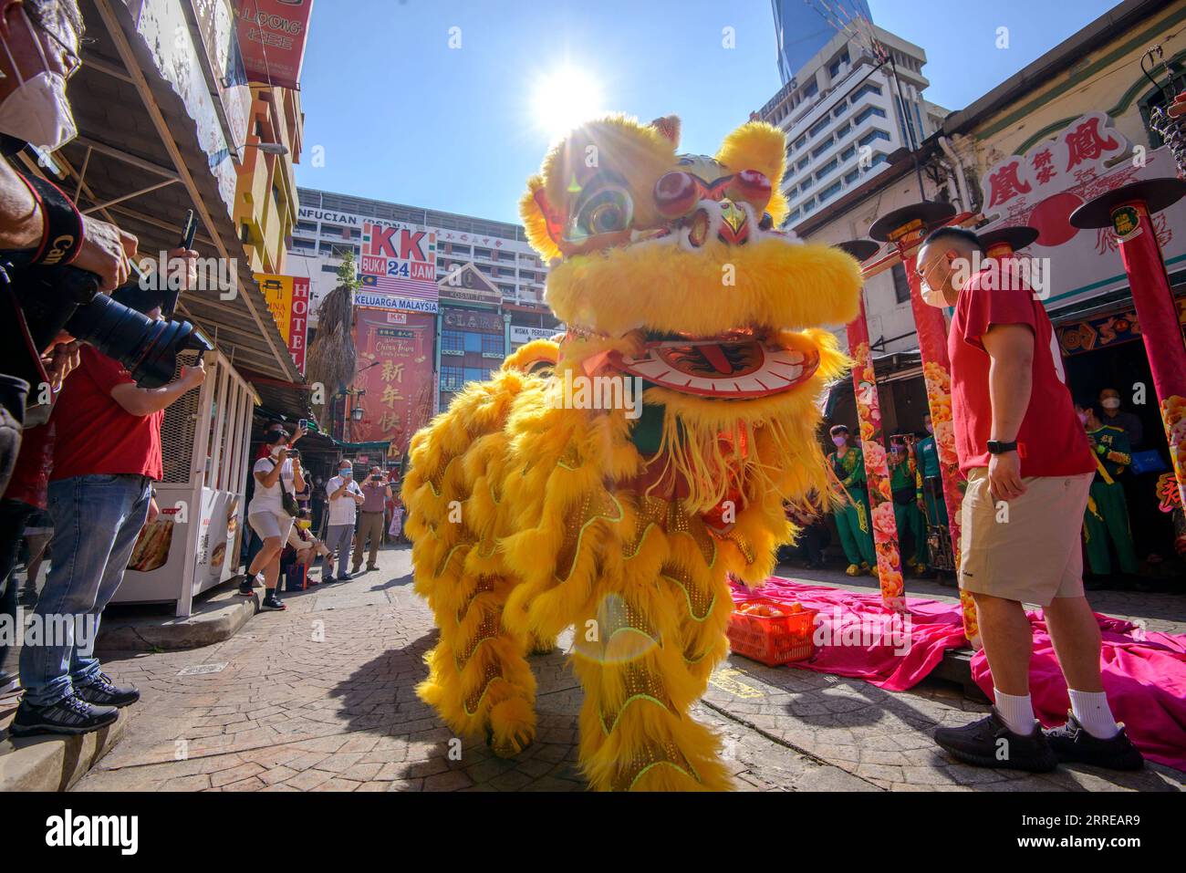220215 -- KUALA LUMPUR, le 15 février 2022 -- des gens dansent le lion pour célébrer le Festival des lanternes à Petaling Street de Kuala Lumpur, Malaisie, le 15 février 2022. La fête des lanternes, le 15e jour du premier mois du calendrier lunaire chinois, tombe le 15 février de cette année. Photo de /Xinhua MALAYSIA-KUALA LUMPUR-LANTERN FESTIVAL ChongxVoonxChung PUBLICATIONxNOTxINxCHN Banque D'Images