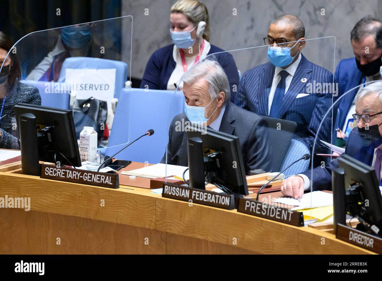 220216 -- NATIONS UNIES, le 16 février 2022 -- le Secrétaire général de l'ONU Antonio Guterres C, Front prend la parole lors d'une réunion du Conseil de sécurité sur la coopération entre les Nations Unies et l'Organisation du Traité de sécurité collective au siège de l'ONU à New York, le 16 février 2022. Guterres a appelé mercredi à une plus grande coopération entre l'organisme mondial et l'OTSC de l'Organisation du Traité de sécurité collective sur l'Afghanistan. /Document via Xinhua un-CONSEIL DE SÉCURITÉ-GUTERRES-AFGHANISTAN-CSTO-COOPÉRATION LoeyxFelipe/UNxPhoto PUBLICATIONxNOTxINxCHN Banque D'Images