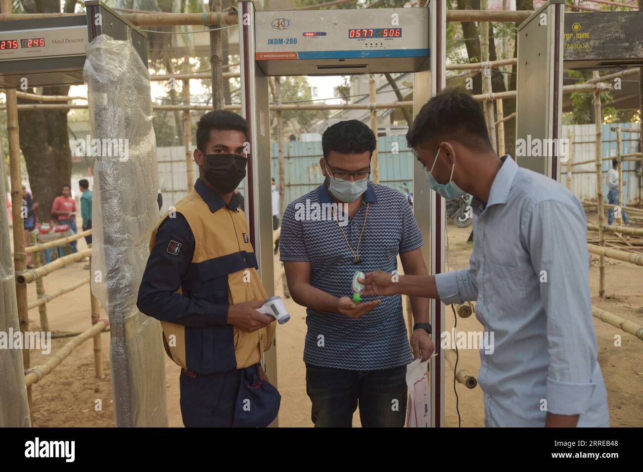 220216 -- DHAKA, 16 février 2022 -- Un visiteur se fait désinfecter les mains à l'entrée d'une foire du livre à Dhaka, capitale du Bangladesh, le 15 février 2022. La plus grande foire annuelle du livre du Bangladesh a débuté mardi dans la capitale Dhaka, bien que tardivement en raison de la pandémie de COVID-19. Au total, 800 stands ont été attribués à environ 500 organisations cette année. BANGLADESH-DHAKA-SALON DU LIVRE Salim PUBLICATIONxNOTxINxCHN Banque D'Images