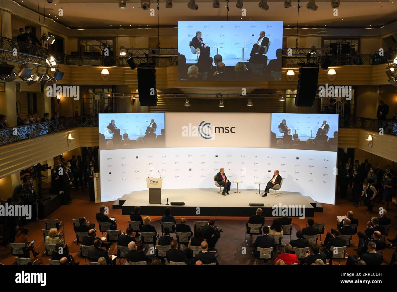220218 -- MUNICH, le 18 février 2022 -- Wolfgang Ischinger R, président de la Conférence de Munich sur la sécurité, s'entretient avec le Secrétaire général de l'ONU Antonio Guterres lors de la 58e Conférence de Munich sur la sécurité à Munich, Allemagne, le 18 février 2022. La conférence s'est ouverte vendredi après-midi dans la ville de Munich, dans le sud de l'Allemagne, avec un thème axé sur le désapprentissage de l'impuissance. ALLEMAGNE-MUNICH-MUNICH SECURITY CONFERENCE-OUVERTURE LUXYANG PUBLICATIONXNOTXINXCHN Banque D'Images