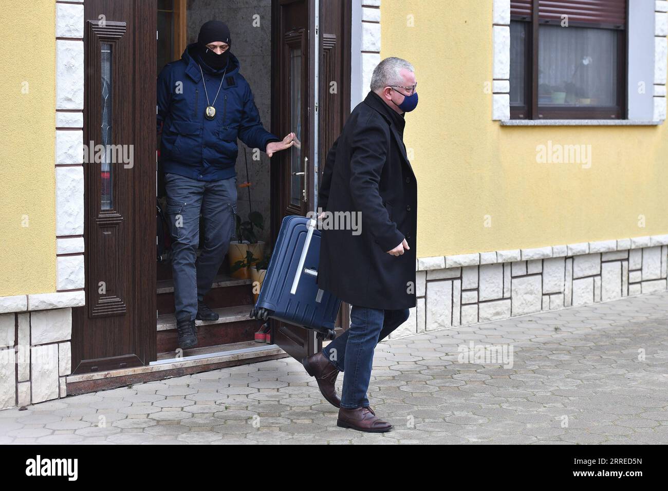 220219 -- ZAGREB, le 19 février 2022 -- Darko Horvat R, ministre croate de la Construction, quitte son domicile accompagné par la police à Donja Dubrava, Croatie, le 19 février 2022. Horvat a été arrêté samedi pour abus de pouvoir présumé alors qu’il était ministre de l’économie en 2018. Via Xinhua CROATIE-MINISTRE-ARRESTATION VjeranxZganecxRogulja/PIXSELL PUBLICATIONxNOTxINxCHN Banque D'Images