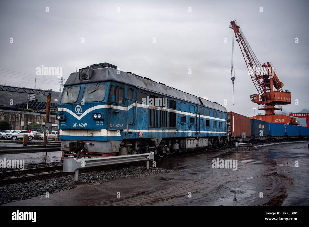 220220 -- CHONGQING, le 20 février 2022 -- Un train de marchandises Chine-Europe est remorqué dans le port de Guoyuan à Chongqing, dans le sud-ouest de la Chine, le 19 février 2022. Un train de marchandises Yuxin ou Chongqing-Xinjiang-Europe Chine-Europe transportant plus de 1 100 tonnes d'alcool polyvinylique PVA et d'autres produits chimiques fins a quitté le port de Guoyuan à Chongqing pour Duisbourg en Allemagne le 20 février. CHINE-CHONGQING-CHINE-EUROPE TRAIN DE MARCHANDISES CN TANGXYI PUBLICATIONXNOTXINXCHN Banque D'Images