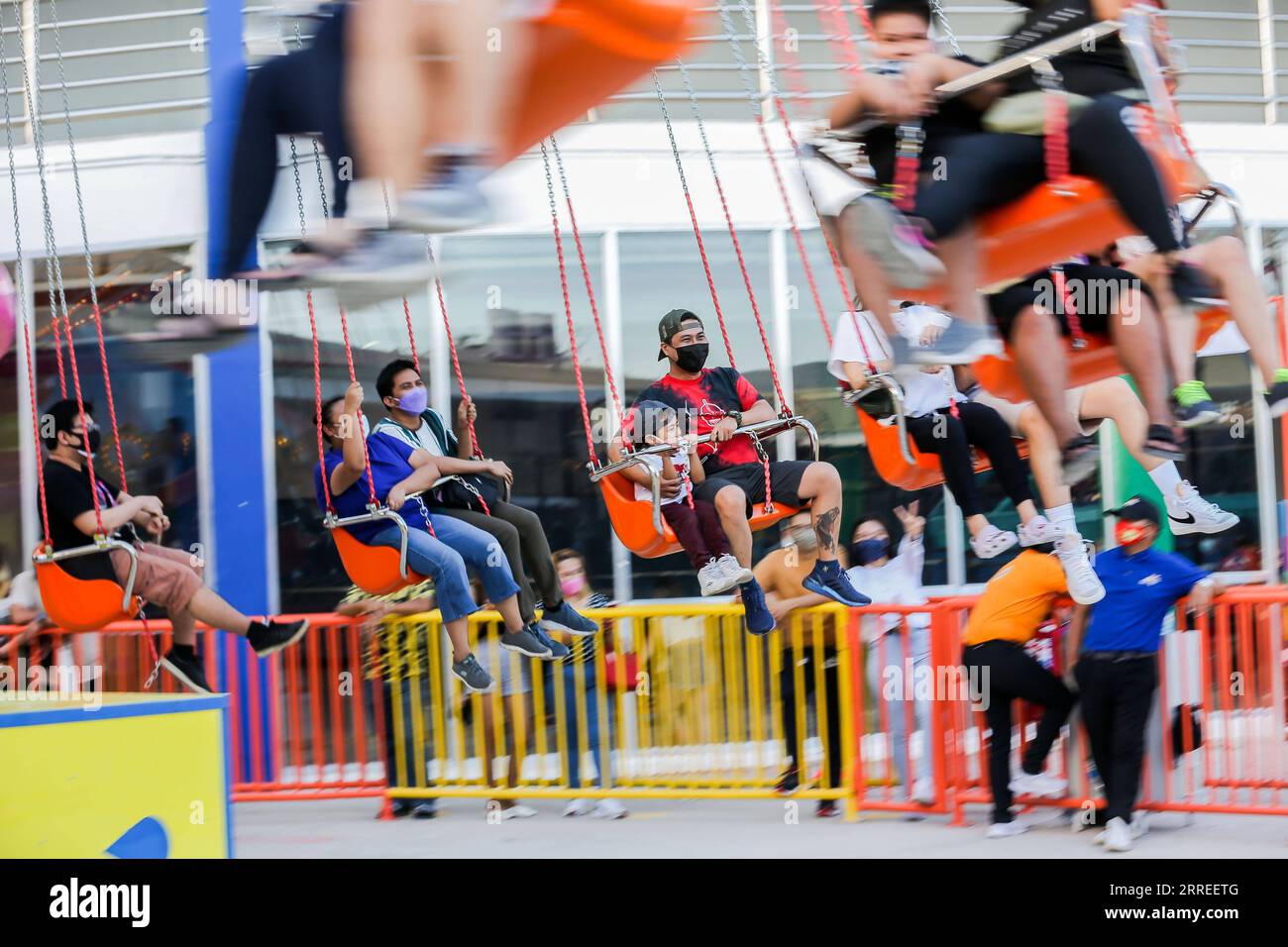 220224 -- PASAY CITY, 24 février 2022 -- des gens jouent dans un parc d'attractions rouvert à Pasay City, Philippines, le 24 février 2022. Les maires de Metro Manila ont convenu à l’unanimité d’abaisser encore le niveau d’alerte pandémique dans la région de la capitale à 1 sur une échelle de 5 à compter du 1 mars, alors que les cas de COVID-19 diminuent, a déclaré le conseil municipal de Metro Manila. PHILIPPINES-PASAY CITY-COVID-19-PARC D'ATTRACTIONS ROUELLEXUMALI PUBLICATIONXNOTXINXCHN Banque D'Images