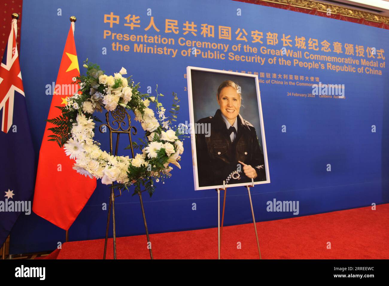 220224 -- CANBERRA, le 24 février 2022 -- Un portrait de Kelly Foster est vu lors de la cérémonie de remise de la médaille commémorative de la Grande Muraille à Canberra, en Australie, le 24 février 2022. La gendarme australienne Kelly Foster, qui a perdu la vie l'année dernière en essayant de sauver un ressortissant chinois, a reçu jeudi la médaille commémorative de la Grande Muraille d'or par l'ambassadeur chinois en Australie. POUR ALLER AVEC feu l'officier de police australien Kelly Foster honoré pour avoir essayé de sauver la femme chinoise AUSTRALIE-CANBERRA-POLICE OFFICER-AWARD BaixXu PUBLICATIONxNOTxINxCHN Banque D'Images