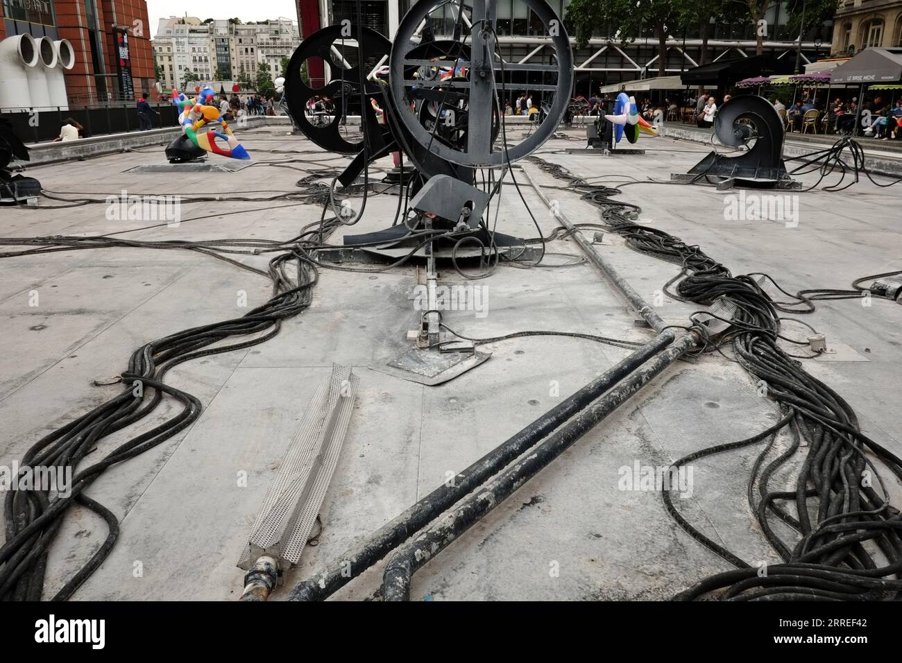 Drainés pour entretien, les câbles et tuyaux qui traversent la fontaine Stravinsky sont visibles, place Igor Stravinsky, Centre Pompidou Paris, France Banque D'Images