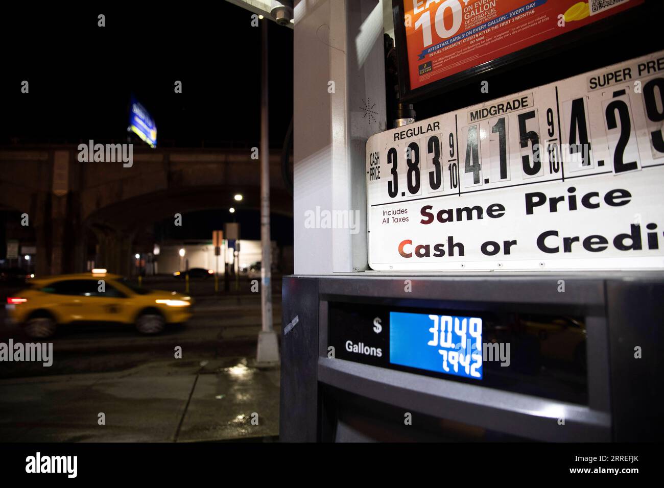 220226 -- NEW YORK, le 26 février 2022 -- Un taxi passe devant une station-service à New York, États-Unis, le 25 février 2022. Les prix du pétrole ont chuté vendredi alors que les traders regardaient prudemment les mises à jour concernant les tensions russo-ukrainiennes. Le West Texas Intermediate WTI pour la livraison d'avril a perdu 1,22 dollars américains, ou 1,3 pour cent, pour s'établir à 91,59 dollars le baril sur le New York Mercantile Exchange. Le brut Brent pour la livraison d'avril a diminué de 1,15 dollars, soit près de 1,2 %, pour clôturer à 97,93 dollars le baril sur le London ICE futures Exchange. US-PRIX DU PÉTROLE-BAISSE WangxYing PUBLICATIONxNOTxINxCHN Banque D'Images