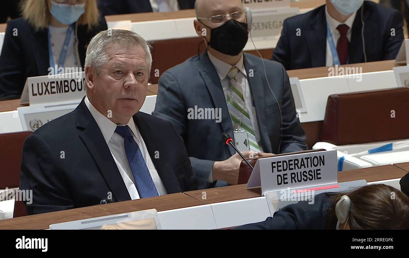 220228 -- GENÈVE, 28 février 2022 Xinhua -- cette image prise sur un écran montre Gennady Gatilov, représentant permanent de la Russie auprès de l Office des Nations Unies à Genève, qui s est exprimé à l ouverture de la 49e session du Conseil des droits de l homme des Nations Unies, tenue à l Office des Nations Unies à Genève, en Suisse, le 28 février 2022. La 49e session en cours du CDH a décidé de tenir un débat d'urgence sur la situation en Ukraine plus tard cette semaine. Xinhua Genève *** 220228 GENÈVE, le 28 février 2022 Xinhua cette image prise sur un écran montre Gennady Gatilov, représentant permanent de la Russie Banque D'Images