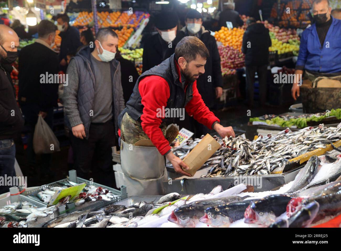 220303 -- ANKARA, le 3 mars 2022 -- Un vendeur de poisson est vu dans un marché à Ankara, en Turquie, le 3 mars 2022. La Turquie a assoupli plusieurs restrictions COVID-19 dans les espaces publics alors que le pays est entré dans une nouvelle phase de la lutte contre la pandémie, a déclaré mercredi le ministre turc de la Santé, Fahrettin Koca. Photo de /Xinhua TURQUIE-ANKARA-COVID-19 RESTRICTIONS-ASSOUPLISSEMENT MustafaxKaya PUBLICATIONxNOTxINxCHN Banque D'Images