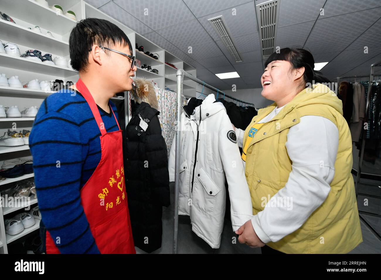 220304 -- TIANJIN, le 4 mars 2022 -- Tian Lichao R s'entretient avec un jeune handicapé dans une base d'emploi pour handicapés dans le district de Baodi, dans le nord de la Chine, Tianjin, le 1 mars 2022. Dans un complexe spécial de la ville de Shigezhuang, district de Baodi, 49 jeunes handicapés âgés en moyenne de moins de 23 ans travaillent et vivent ici. Le retard mental, la déficience visuelle et d'autres handicaps les ont autrefois rendus inférieurs. Cependant, avec l'aide de Tian Lichao, ils deviennent de plus en plus confiants. Un jour en 2016, Tian Lichao a rencontré une fille perdue avec un handicap intellectuel sur la route. Après avoir parlé avec le princip Banque D'Images