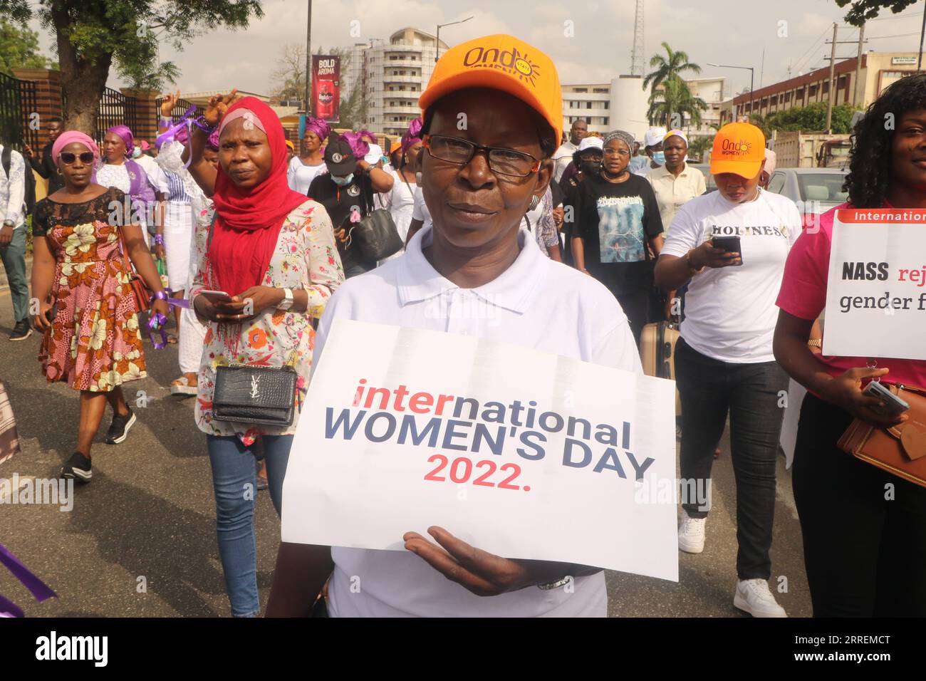 220308 -- LAGOS, le 8 mars 2022 -- Une femme montre une affiche lors d'un rassemblement célébrant la Journée internationale de la femme à Lagos, Nigeria, le 8 mars 2022. Photo par /Xinhua NIGERIA-LAGOS-INT L FEMMES JOUR S EmmaxHouston PUBLICATIONxNOTxINxCHN Banque D'Images