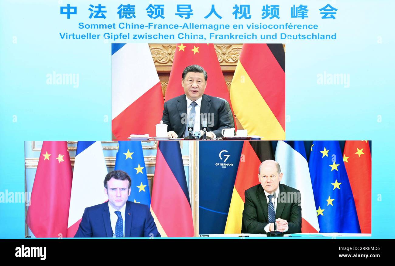 220308 -- PÉKIN, le 8 mars 2022 -- le président chinois Xi Jinping participe à un sommet vidéo avec le président français Emmanuel Macron et le chancelier allemand OLAF Scholz à Pékin, capitale de la Chine, le 8 mars 2022. CHINE-PÉKIN-XI JINPING-FRANCE-ALLEMAGNE-VIDÉO SOMMET CN LIXXIANG PUBLICATIONXNOTXINXCHN Banque D'Images