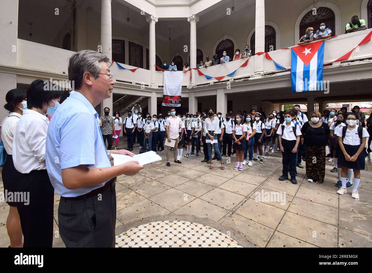 220308 -- LA HAVANE, le 8 mars 2022 -- l'ambassadeur de Chine à Cuba Ma hui Front prononce un discours à l'école secondaire Fructuoso Rodriguez à la Havane, Cuba, le 7 mars 2022. TO GO WITH : Feature : Cuba introduit un cours de chinois dans l'enseignement secondaire photo par /Xinhua CUBA-LA HAVANE-ENSEIGNEMENT SECONDAIRE-COURS DE CHINOIS JoaquinxHernandez PUBLICATIONxNOTxINxCHN Banque D'Images