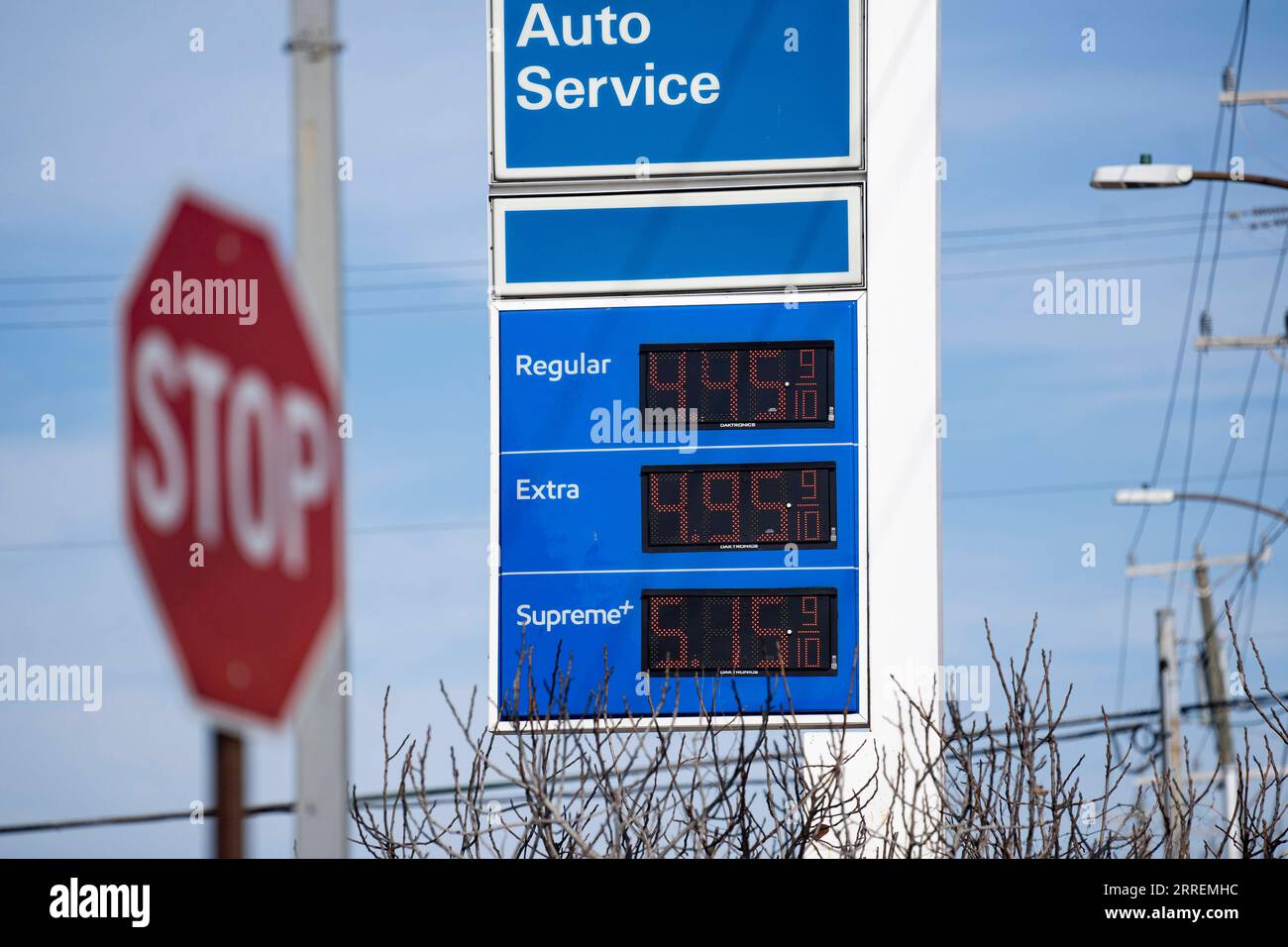 220308 -- ARLINGTON, le 8 mars 2022 -- une photo prise le 8 mars 2022 montre un tableau de prix d'une station-service à Arlington, Virginie, États-Unis. La moyenne nationale américaine pour un gallon d'essence ordinaire a atteint un nouveau record de 4,173 dollars américains mardi, selon les données de l'American automobile Association AAA. ÉTATS-UNIS-VIRGINIE-ARLINGTON-PRIX DU GAZ-NOUVEAU RECORD LIUXJIE PUBLICATIONXNOTXINXCHN Banque D'Images