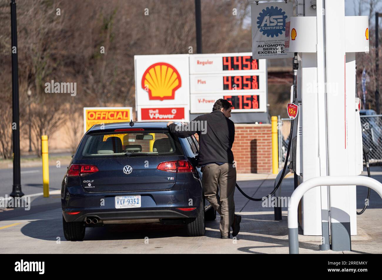 220308 -- ARLINGTON, le 8 mars 2022 -- Un homme fait le plein d'essence dans une station-service à Arlington, Virginie, États-Unis, le 8 mars 2022. La moyenne nationale américaine pour un gallon d'essence ordinaire a atteint un nouveau record de 4,173 dollars américains mardi, selon les données de l'American automobile Association AAA. ÉTATS-UNIS-VIRGINIE-ARLINGTON-PRIX DU GAZ-NOUVEAU RECORD LIUXJIE PUBLICATIONXNOTXINXCHN Banque D'Images