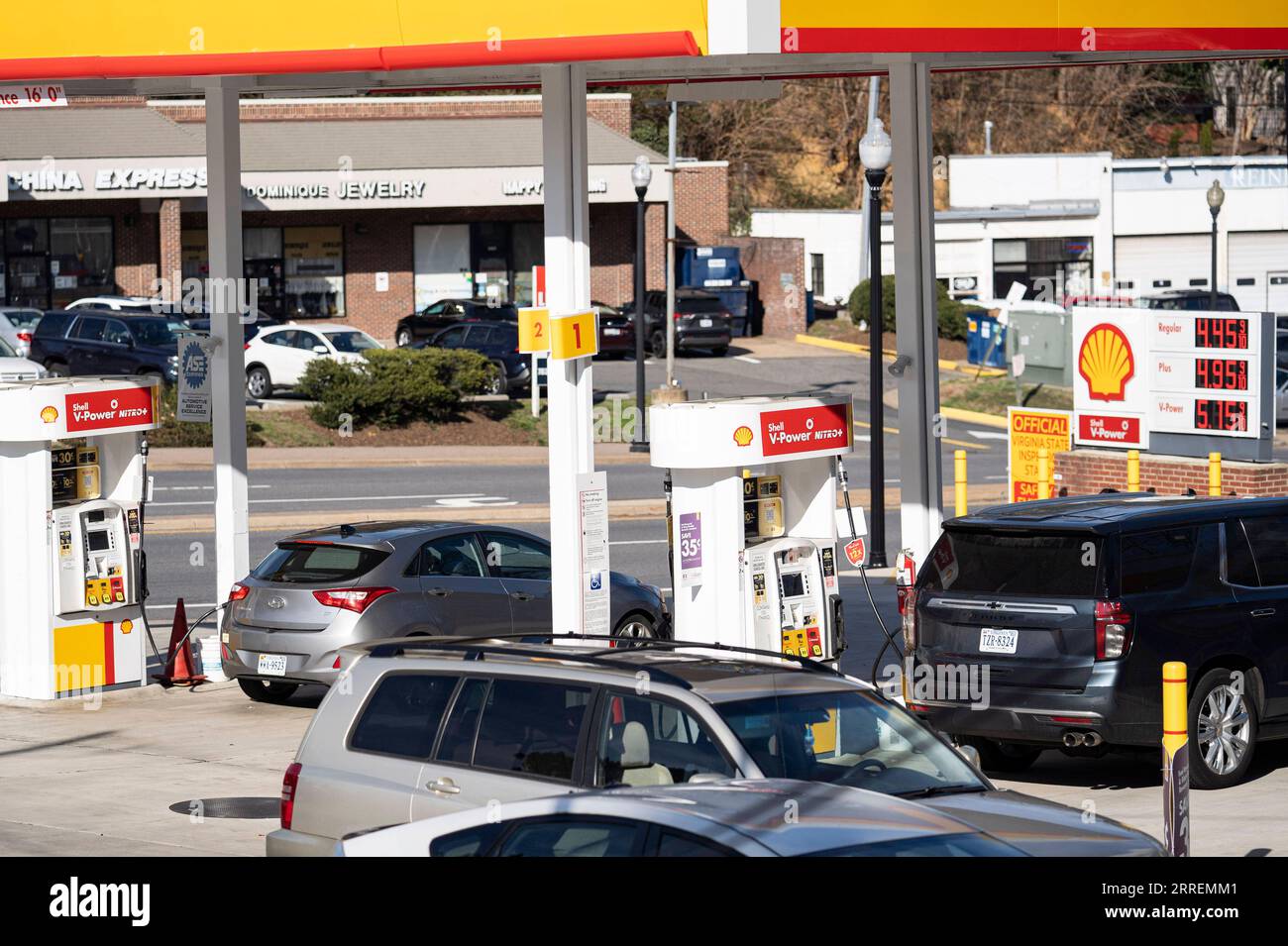 220308 -- ARLINGTON, le 8 mars 2022 -- une photo prise le 8 mars 2022 montre une station-service à Arlington, en Virginie, aux États-Unis. La moyenne nationale américaine pour un gallon d'essence ordinaire a atteint un nouveau record de 4,173 dollars américains mardi, selon les données de l'American automobile Association AAA. ÉTATS-UNIS-VIRGINIE-ARLINGTON-PRIX DU GAZ-NOUVEAU RECORD LIUXJIE PUBLICATIONXNOTXINXCHN Banque D'Images