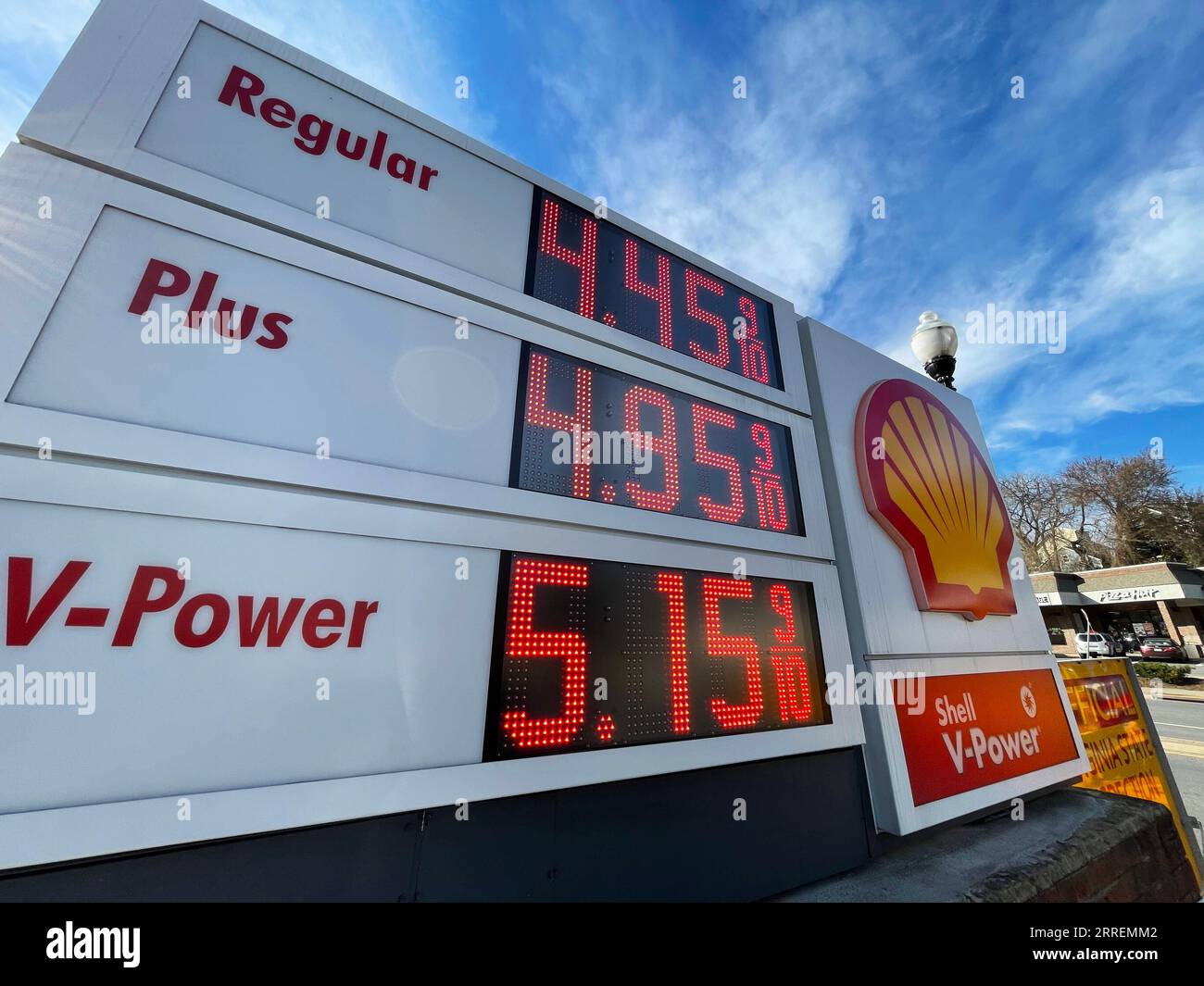 220308 -- ARLINGTON, le 8 mars 2022 -- une photo prise le 8 mars 2022 montre un tableau de prix d'une station-service à Arlington, Virginie, États-Unis. La moyenne nationale américaine pour un gallon d'essence ordinaire a atteint un nouveau record de 4,173 dollars américains mardi, selon les données de l'American automobile Association AAA. ÉTATS-UNIS-VIRGINIE-ARLINGTON-PRIX DU GAZ-NOUVEAU RECORD LIUXJIE PUBLICATIONXNOTXINXCHN Banque D'Images