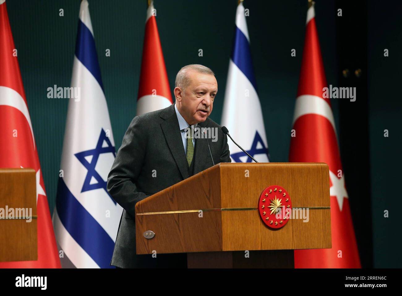 220309 -- ANKARA, le 9 mars 2022 -- le président turc Recep Tayyip Erdogan assiste à une conférence de presse conjointe avec le président israélien Isaac Herzog pas sur la photo à Ankara, Turquie, le 9 mars 2022. La Turquie est prête à coopérer avec Israël dans le domaine de l'énergie, a déclaré mercredi le président turc Recep Tayyip Erdogan après une rencontre avec le président israélien Isaac Herzog en visite qui visait à normaliser les relations bilatérales. Photo de /Xinhua TURQUIE-ANKARA-ISRAËL-PRÉSIDENT-VISITE MustafaxKaya PUBLICATIONxNOTxINxCHN Banque D'Images