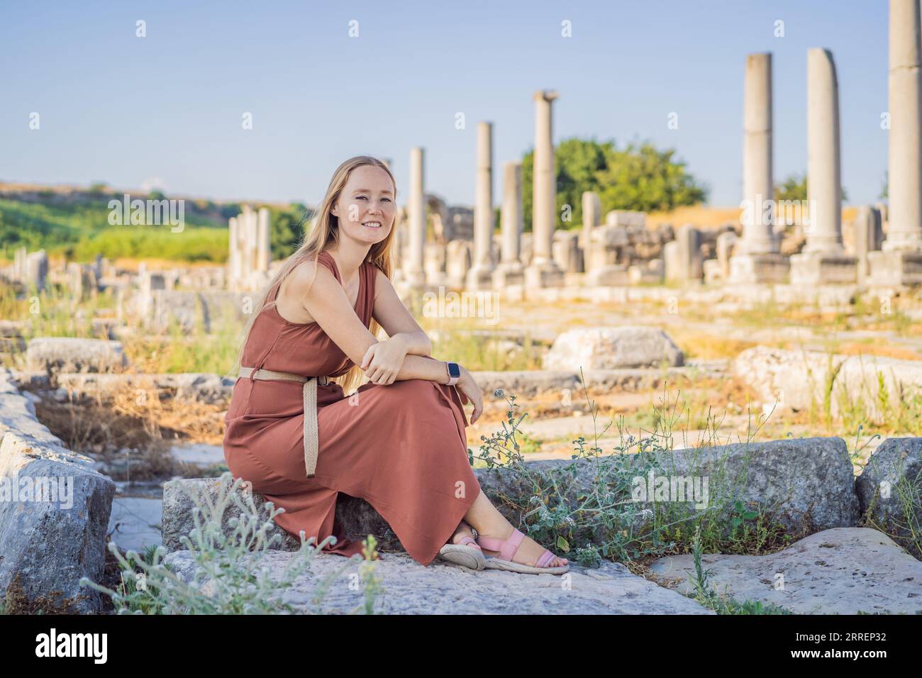 Jolie femme touristique aux ruines de la ville antique de Perge près d'Antalya Turquie Banque D'Images