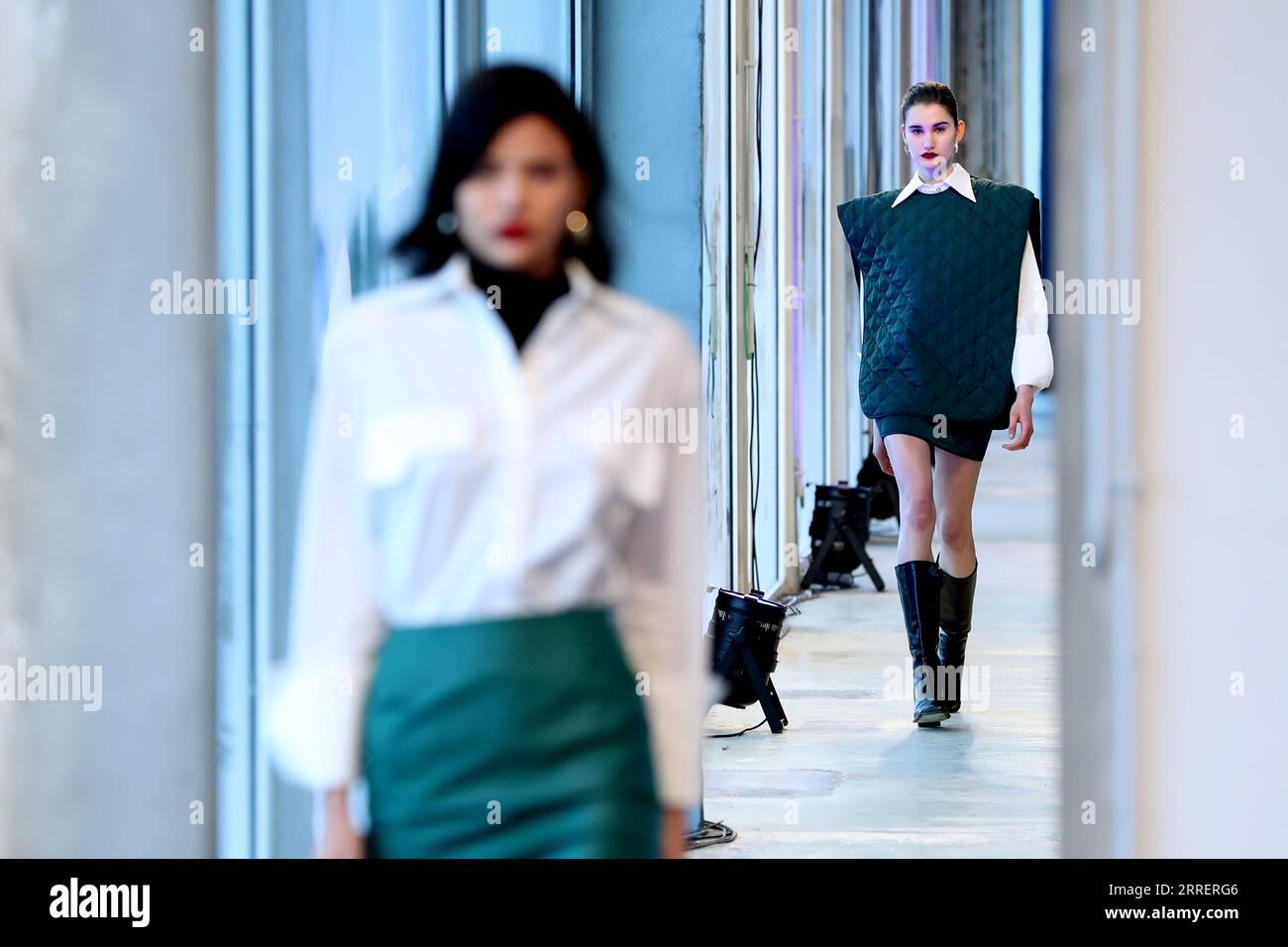 220313 -- LISBONNE, le 13 mars 2022 -- des mannequins présentent des créations de la créatrice de mode Carolina Machado lors de la Fashion week de Lisbonne à Lisbonne, Portugal, le 13 mars 2022. Photo de /Xinhua PORTUGAL-LISBONNE-FASHION WEEK PedroxFiuza PUBLICATIONxNOTxINxCHN Banque D'Images