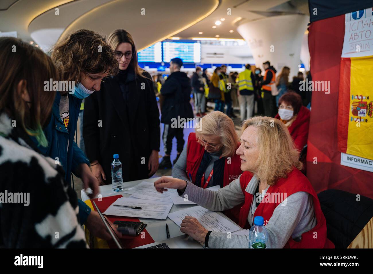 220317 -- VARSOVIE, le 17 mars 2022 -- des volontaires enregistrent des informations pour les Ukrainiens à la gare centrale de Varsovie, en Pologne, le 17 mars 2022. POLOGNE-VARSOVIE-GARE FERROVIAIRE-UKRAINIEN RenxKe PUBLICATIONxNOTxINxCHN Banque D'Images