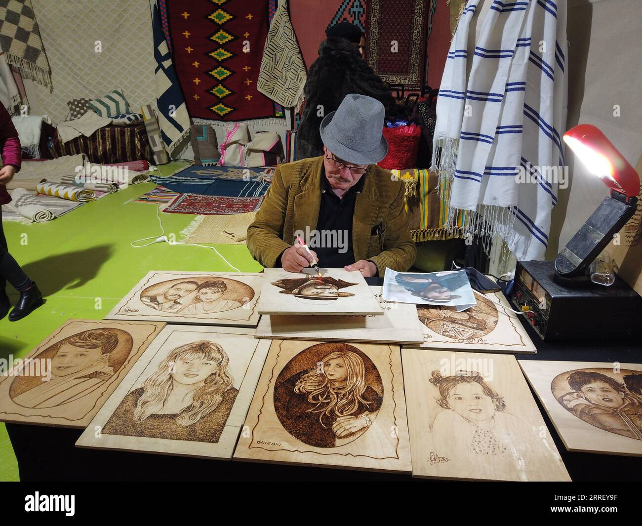 220319 -- TUNIS, le 19 mars 2022 -- un homme peint avec un fer à souder sur une planche de bois lors de l'exposition création artisanale au parc des expositions Kram à Tunis, Tunisie, le 19 mars 2022. L’exposition création artisanale se tient ici du 18 au 27 mars, afin d’encourager le développement de l’artisanat local. TUNISIE-TUNIS-EXPOSITION DE CRÉATION ARTISANALE Xinhua PUBLICATIONxNOTxINxCHN Banque D'Images