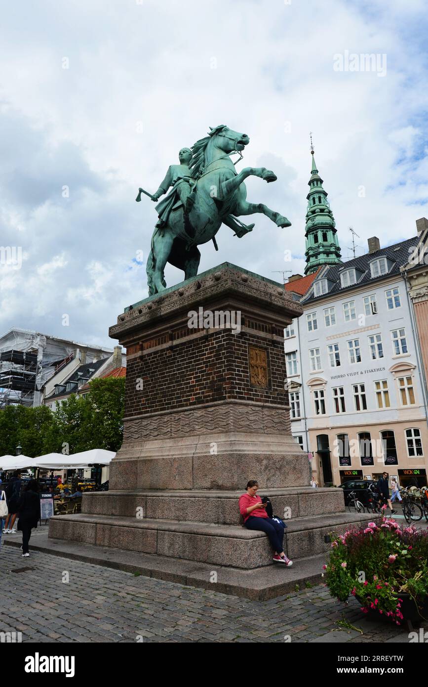 La statue équestre de l'évêque Absalon sur Højbro Plads, Copenhague, Danemark. Banque D'Images