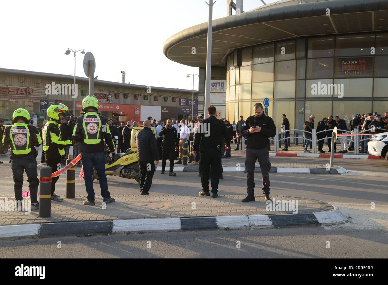 Israël, Angreifer tötet vier Menschen vor Einkaufszentrum in Beerscheba 220322 -- BEERSCHEBA ISRAËL, 22 mars 2022 -- les premiers intervenants se réunissent sur les lieux d'une attaque près d'un centre commercial à Beerscheba, dans le sud d'Israël, le 22 mars 2022. Quatre personnes ont été tuées mardi par un assaillant arabe qui a ensuite été abattu par un passant à Beersheba, a déclaré la police israélienne. Via Xinhua ISRAEL-BEERSHEBA-ATTACK DuduxGrunshpan/JINI PUBLICATIONxNOTxINxCHN Banque D'Images