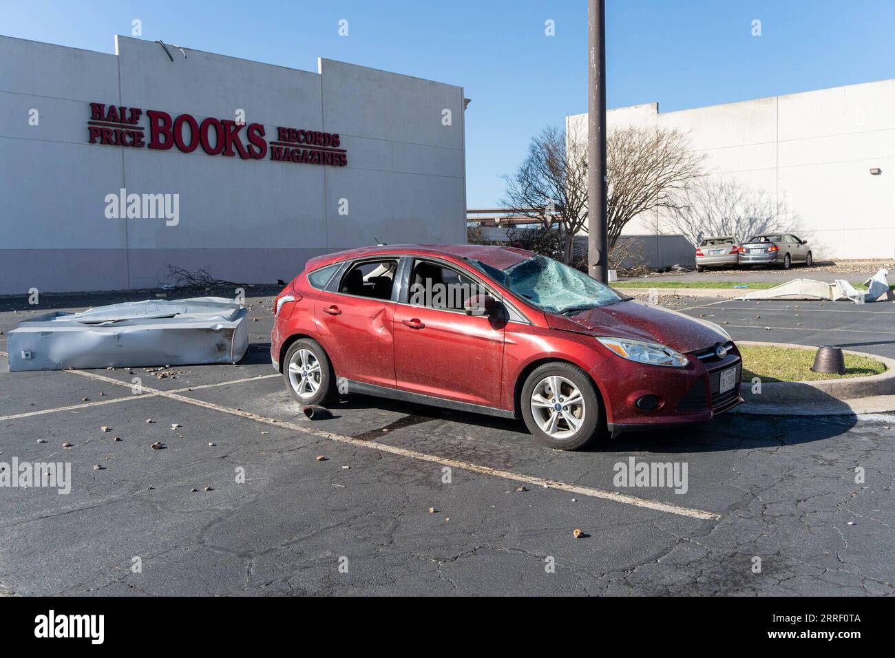 220323 -- AUSTIN, 23 mars 2022 -- la photo prise le 22 mars 2022 montre une voiture endommagée après des tornades à Round Rock, Texas, États-Unis. Au moins une personne a été tuée et plus de deux douzaines d'autres blessées lorsque des tornades ont frappé de vastes zones des États du centre-sud des États-Unis du Texas et de l'Oklahoma lundi soir, ont déclaré mardi les autorités. Photo de /Xinhua U.S.-TEXAS-TORNADO-AFTERMATH BoxLee PUBLICATIONxNOTxINxCHN Banque D'Images