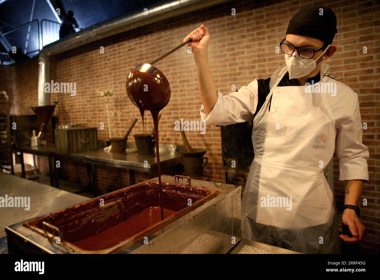 220326 -- OBIDOS PORTUGAL, 26 mars 2022 -- Un chef pâtissier prépare du chocolat lors du Festival international du chocolat Obidos 2022 à Obidos, Portugal, le 26 mars 2022. Photo de /Xinhua PORTUGAL-OBIDOS-CHOCOLATE FESTIVAL PedroxFiuza PUBLICATIONxNOTxINxCHN Banque D'Images