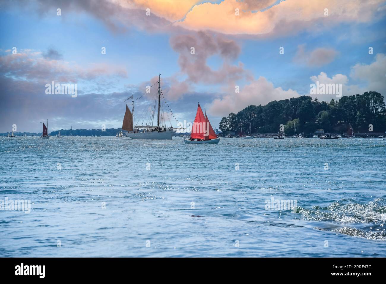 Vieux voiliers à l'Ile-aux-Moines, magnifique paysage marin dans le golfe du Morbihan, Bretagne Banque D'Images