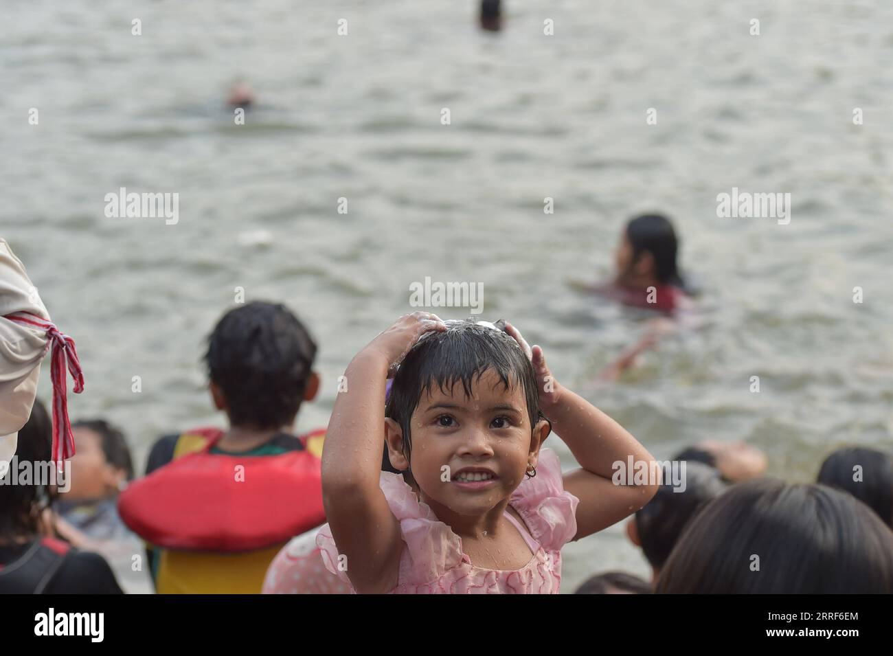 220401 -- SOUTH TANGERANG, le 1 avril 2022 -- Une enfant se nettoie dans la rivière Cisadane, South Tangerang en Indonésie, le 1 avril 2022, avant le mois sacré du Ramadan. INDONESIA-SOUTH TANGERANG-RAMADAN-CLEAN VerixSanovri PUBLICATIONxNOTxINxCHN Banque D'Images