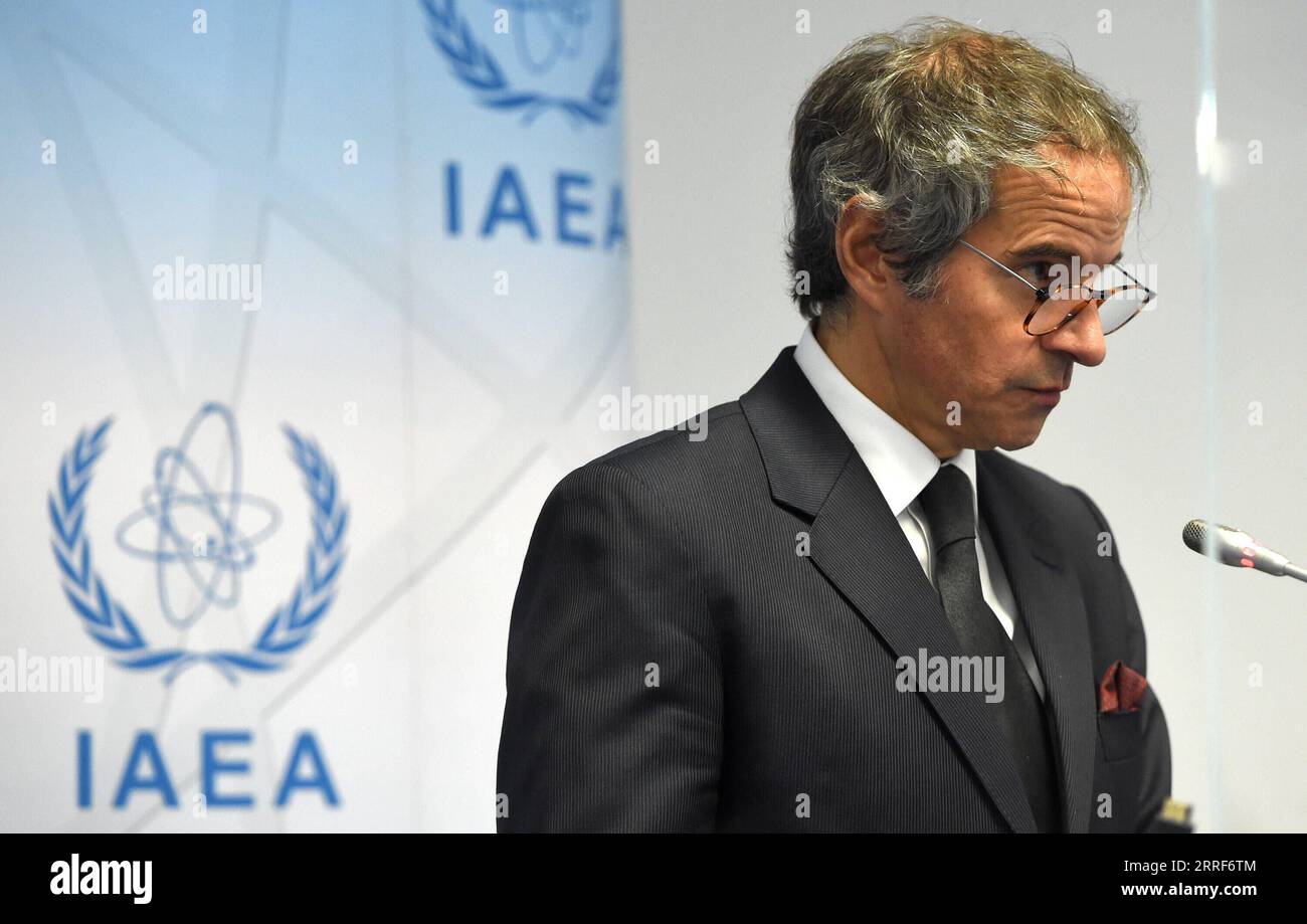 Actualités Bilder des Tages Wien, AIEA Pressekonferenz 220402 -- VIENNE, le 2 avril 2022 -- Rafael Grossi, Directeur général de l'Agence internationale de l'énergie atomique, AIEA, assiste à une conférence de presse à Vienne, Autriche, le 1 avril 2022. Rafael Grossi a déclaré vendredi qu'il dirigerait une mission d'assistance et de soutien à la centrale nucléaire ukrainienne de Tchernobyl dès que possible pour aider à assurer la sûreté de l'installation. Grossi a tweeté vendredi que la mission sera la première d’une série de missions de sûreté et de sécurité nucléaires en Ukraine. Il a également déclaré à une conférence de presse à Vienne plus tard le vendredi que th Banque D'Images