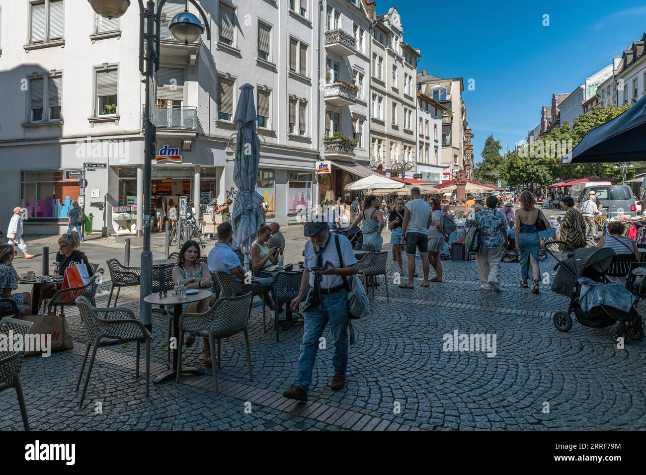 Personnes inconnues dans la rue commerçante Bornheim Berger Straße, Francfort, Allemagne Banque D'Images