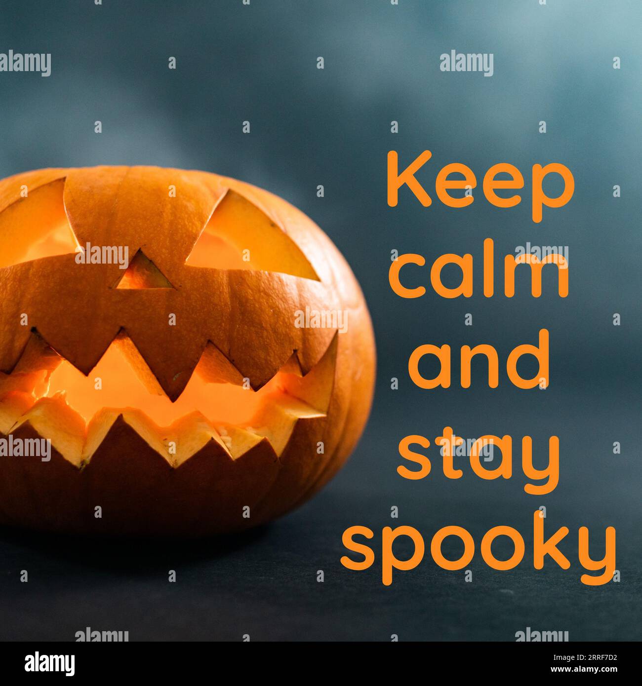 Composite de texte Keep Calm et Stay Spooky et citrouille d'halloween sur fond noir Banque D'Images