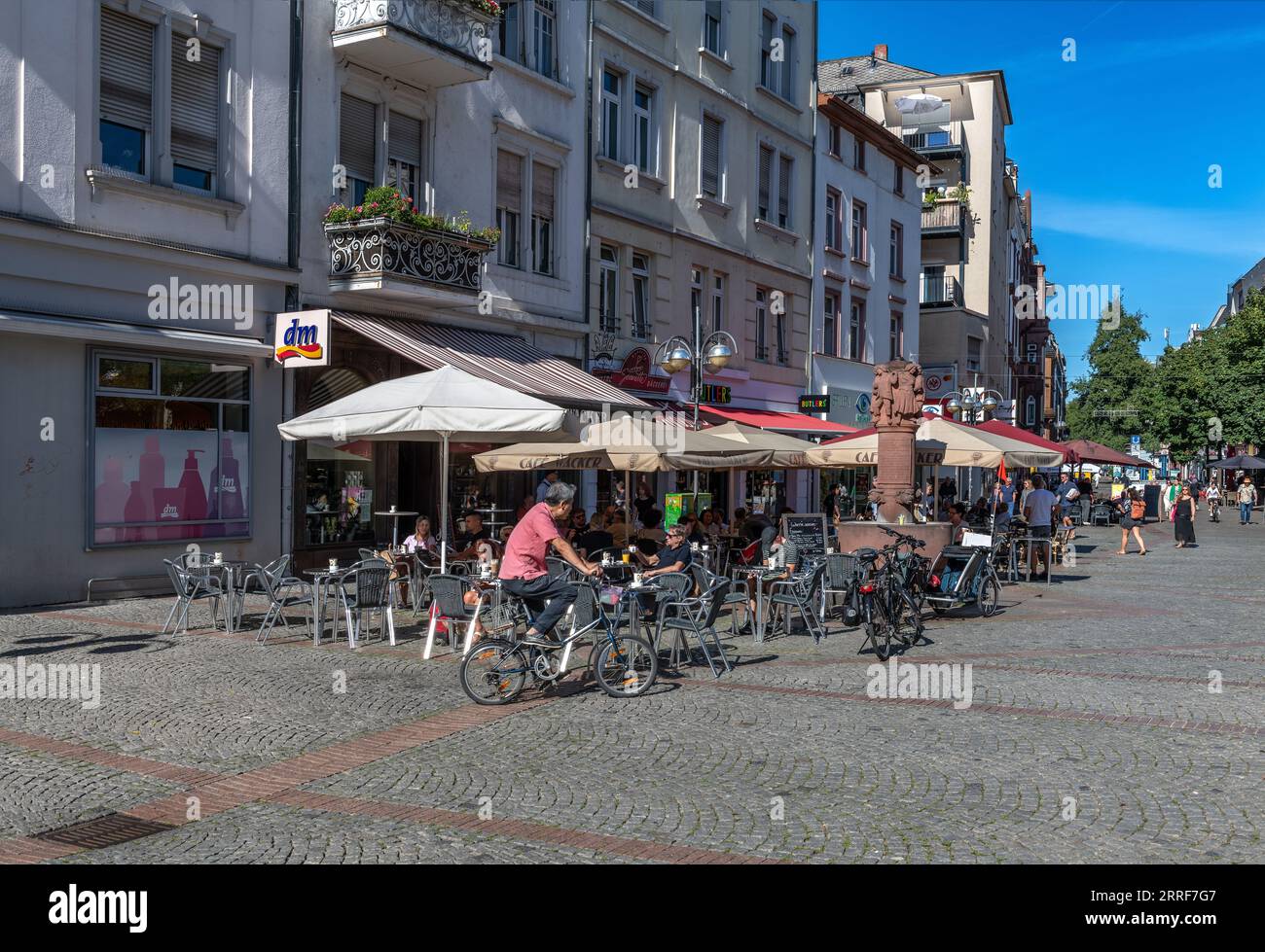 Personnes inconnues dans la rue commerçante Bornheim Berger Straße, Francfort, Allemagne Banque D'Images