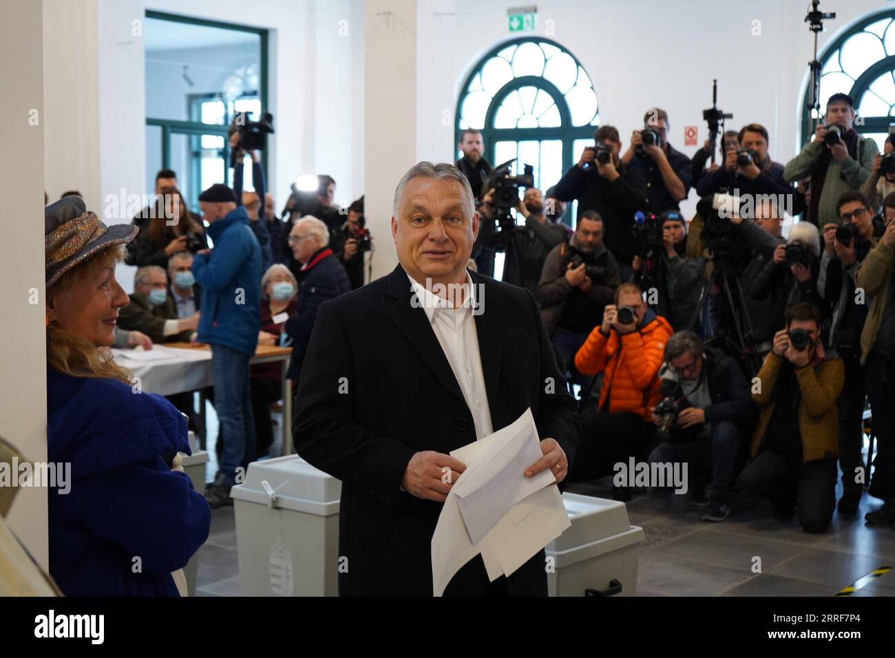 220403 -- BUDAPEST, le 3 avril 2022 -- le Premier ministre hongrois Viktor Orban vote dans un bureau de vote de Budapest, Hongrie, le 3 avril 2022. Les électeurs se rendent dimanche aux urnes en Hongrie pour élire un Parlement de 199 sièges, ce qui pourrait donner au Premier ministre actuel Viktor Orban un quatrième mandat consécutif. Quelque 7,8 millions d'électeurs voteront dans plus de 10 000 bureaux de vote de 6 h 0400 GMT heure locale à 7 h 1700 GMT. Les résultats préliminaires sont attendus dans la soirée. HONGRIE-BUDAPEST-ELECTIONS PARLEMENTAIRES-START ChenxHao PUBLICATIONxNOTxINxCHN Banque D'Images